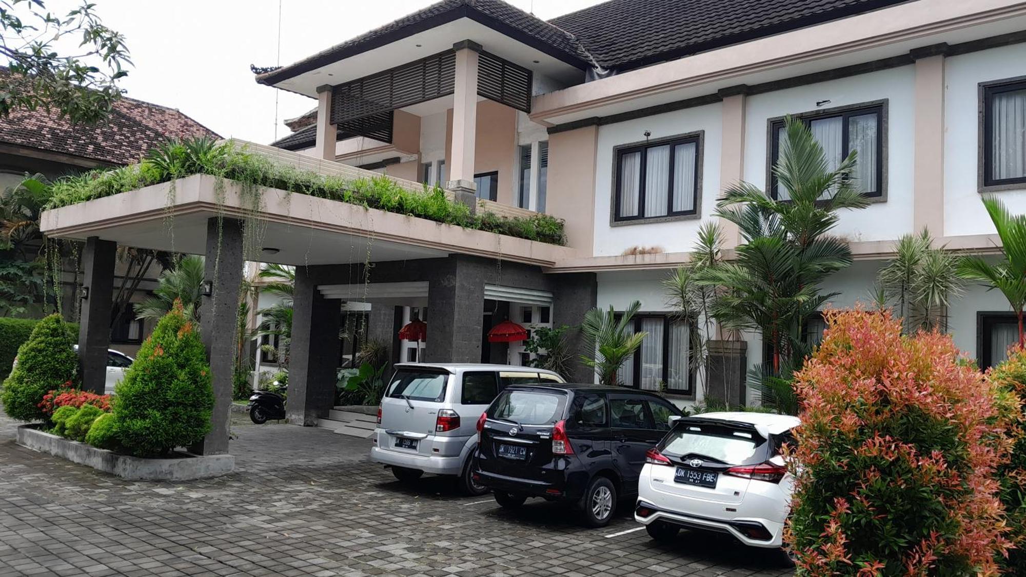 Hotel Dhyana Pura Kapal Exterior photo